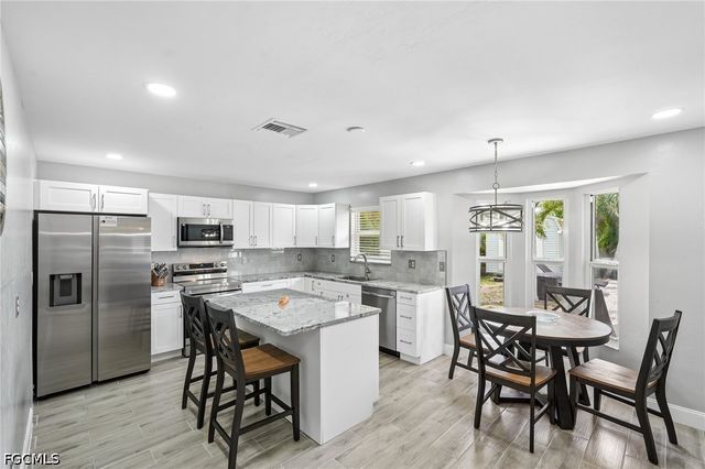 808 SW 14th PL, Cape Coral, FL 33991