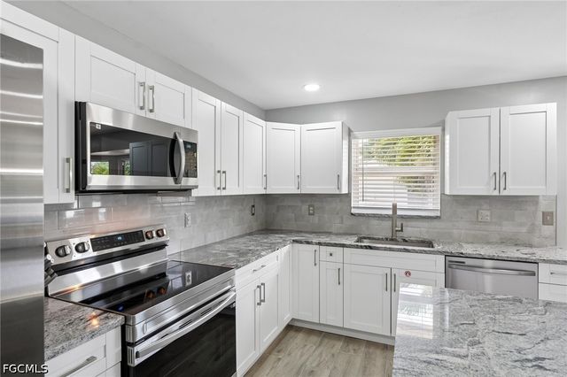 808 SW 14th PL, Cape Coral, FL 33991