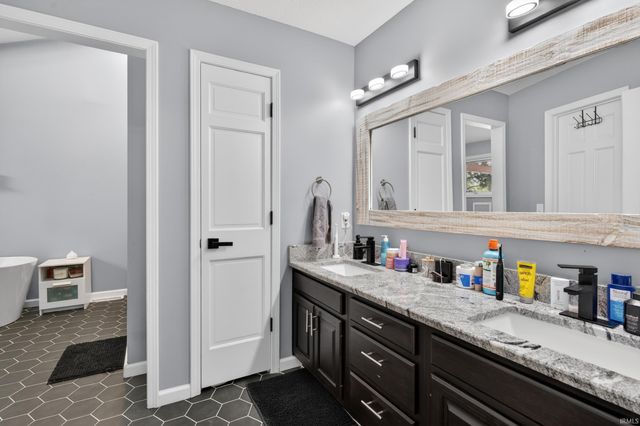 11125 Oak Pointe Trail, Fort Wayne, IN 46845