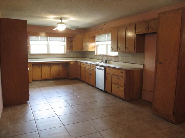 48 Hickory Lane, Holiday Island, AR 72631