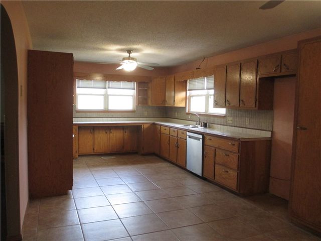 48 Hickory Lane, Holiday Island, AR 72631