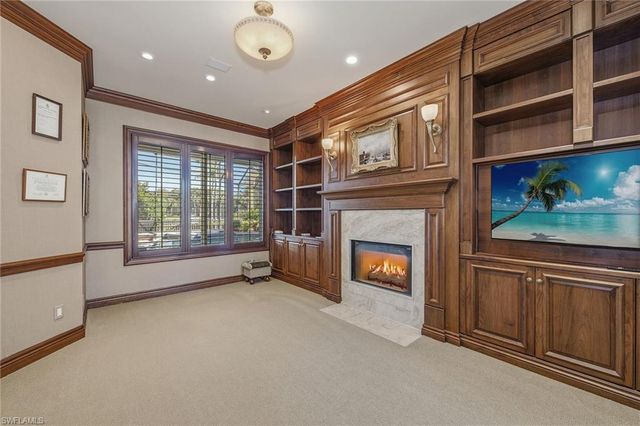 355 Sedgwick CT, Naples, FL 34108