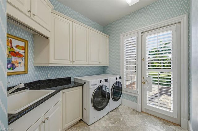 355 Sedgwick CT, Naples, FL 34108