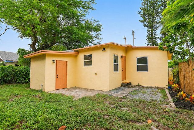 3207 Pinewood Avenue, West Palm Beach, FL 33407
