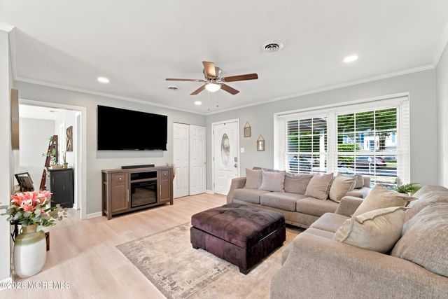 28 Aspen Circle, Barnegat, NJ 08005