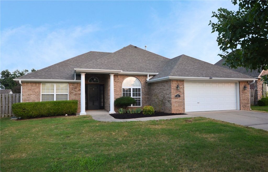 2303 N Cornwall Avenue, Fayetteville, AR 72704