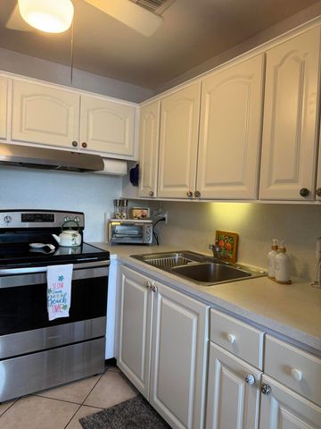 210 Horizon Street E, Boynton Beach, FL 33435