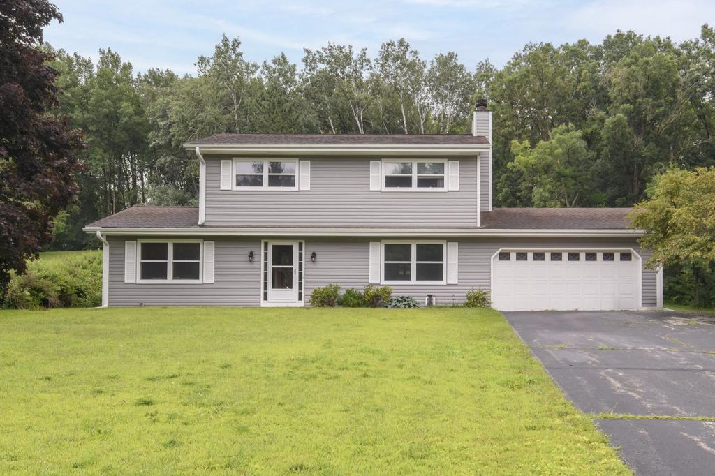 S72W30811 Kettle Ridge DRIVE, Mukwonago, WI 53149