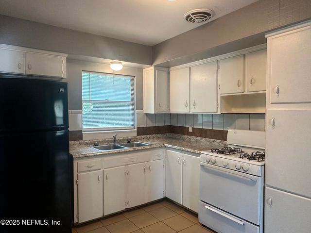 5032 REDSTONE Drive, Jacksonville, FL 32210