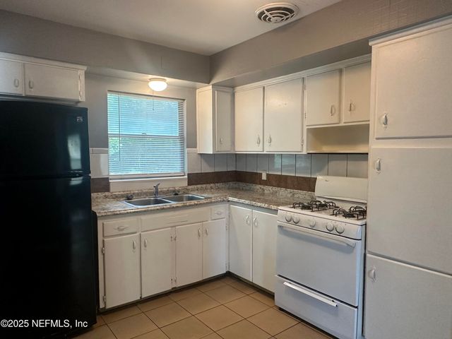 5032 REDSTONE Drive, Jacksonville, FL 32210