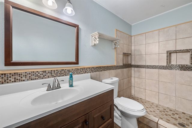 220 N Mountain Ridge, Cresson, TX 76035