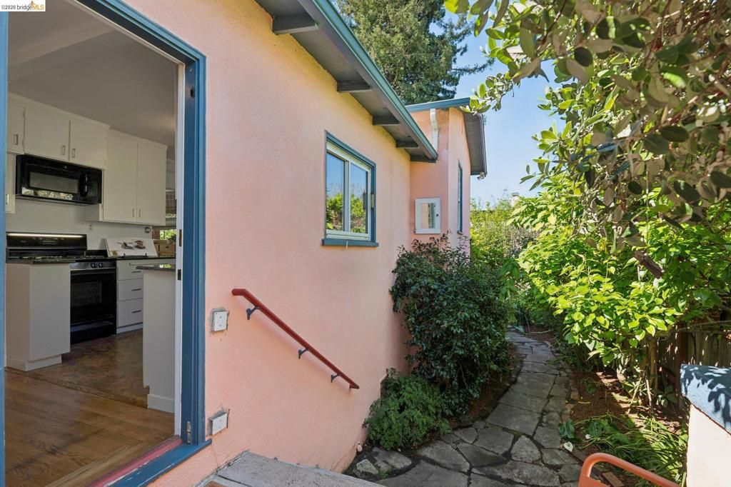 Image 13 of property listing at 2520 Mcgee Ave, Berkeley, CA 94703