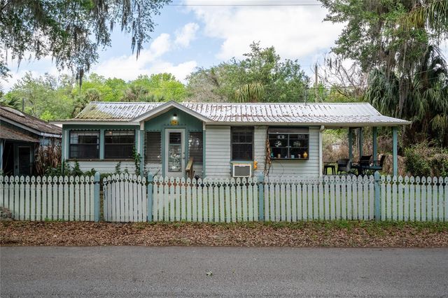 5560 PARK AVENUE, De Leon Springs, FL 32130