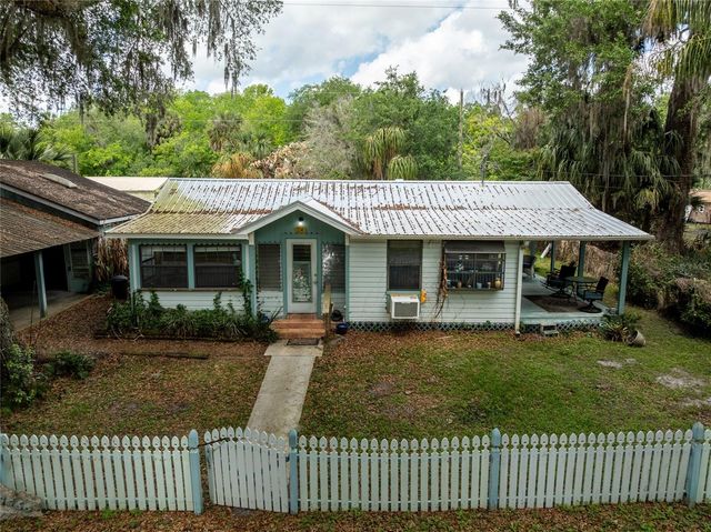 5560 PARK AVENUE, De Leon Springs, FL 32130