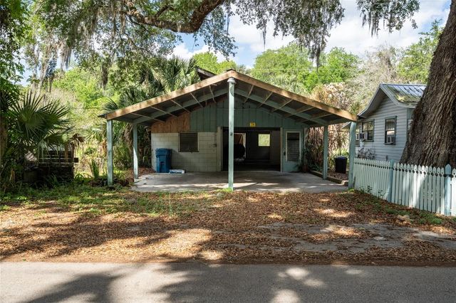 5560 PARK AVENUE, De Leon Springs, FL 32130