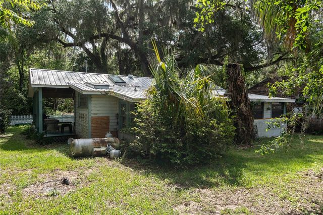 5560 PARK AVENUE, De Leon Springs, FL 32130