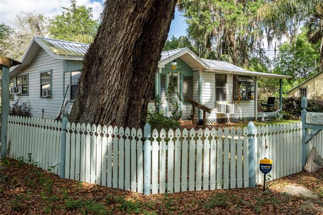 5560 PARK AVENUE, De Leon Springs, FL 32130