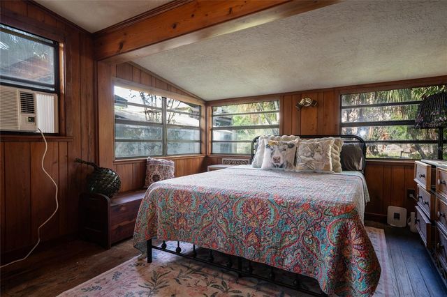 5560 PARK AVENUE, De Leon Springs, FL 32130