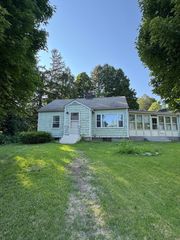 2 Bunker Hl, South Hadley, MA 01075