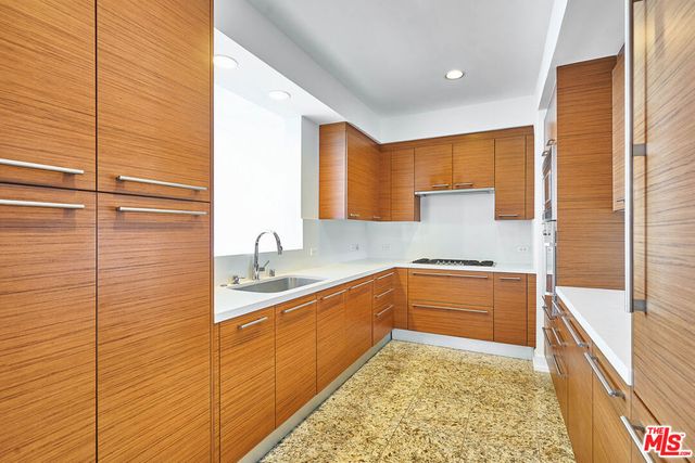 900 W OLYMPIC Boulevard 35i, Los Angeles, CA 90015