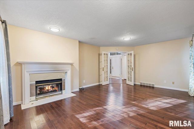 5567 CROW CREEK Road, Bettendorf, IA 52722