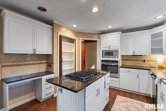 5567 CROW CREEK Road, Bettendorf, IA 52722