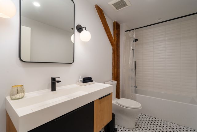 520 W Huron Street 211, Chicago, IL 60654