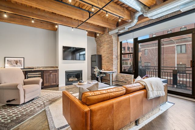 520 W Huron Street 211, Chicago, IL 60654