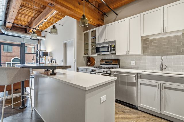 520 W Huron Street 211, Chicago, IL 60654