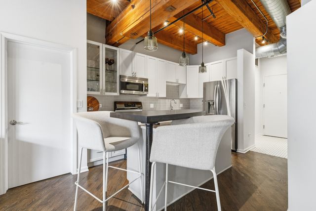 520 W Huron Street 211, Chicago, IL 60654