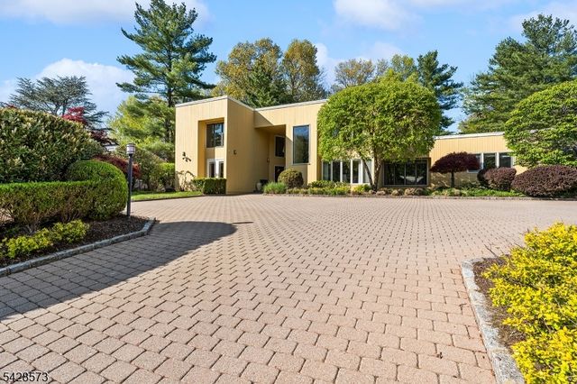 37 Hemlock Rd, Livingston Twp., NJ 07039
