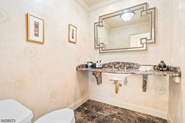 37 Hemlock Rd, Livingston Twp., NJ 07039