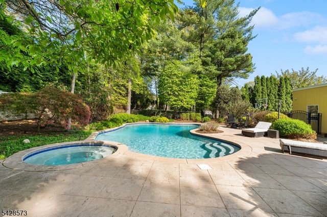 37 Hemlock Rd, Livingston Twp., NJ 07039