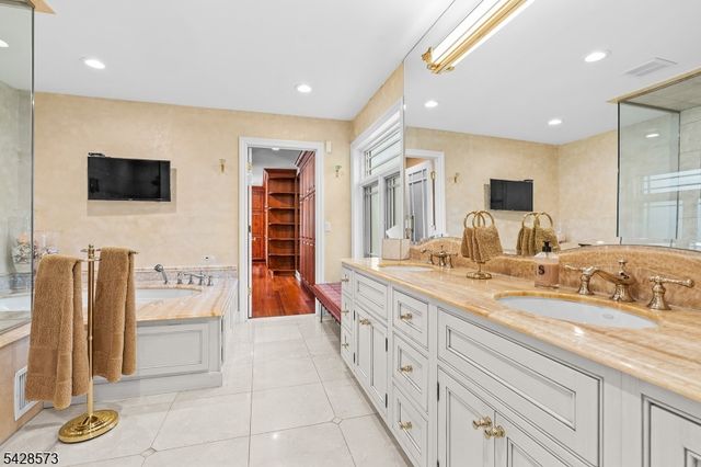 37 Hemlock Rd, Livingston Twp., NJ 07039
