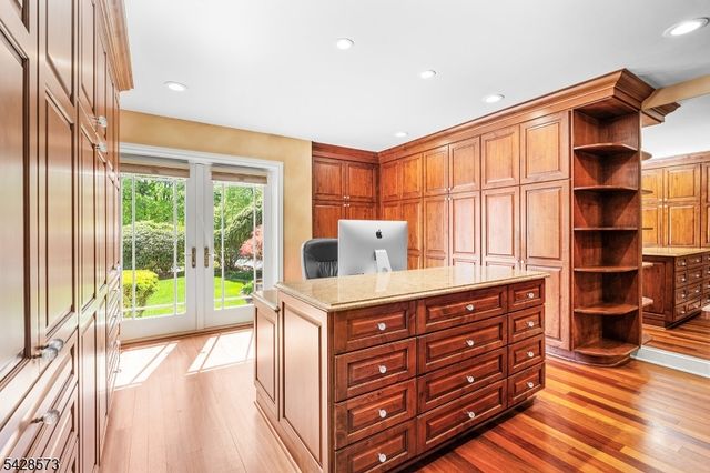 37 Hemlock Rd, Livingston Twp., NJ 07039