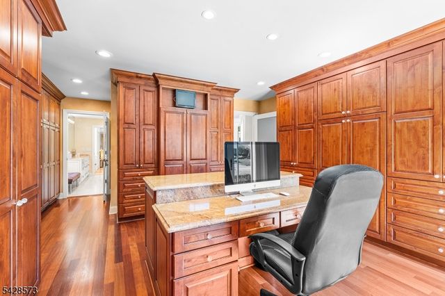 37 Hemlock Rd, Livingston Twp., NJ 07039
