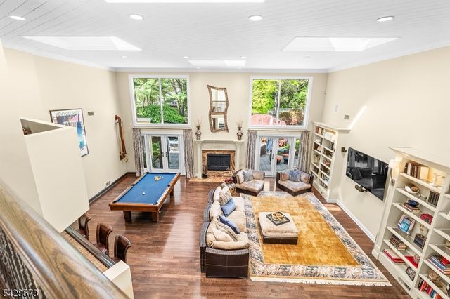 37 Hemlock Rd, Livingston Twp., NJ 07039
