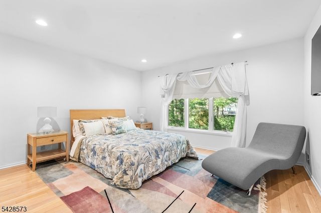 37 Hemlock Rd, Livingston Twp., NJ 07039