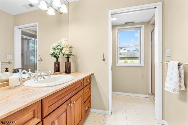 37 Hemlock Rd, Livingston Twp., NJ 07039