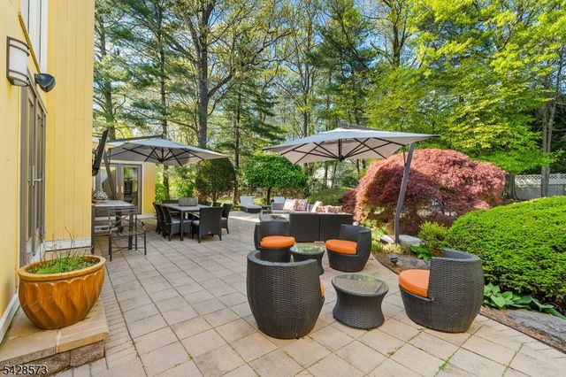 37 Hemlock Rd, Livingston Twp., NJ 07039
