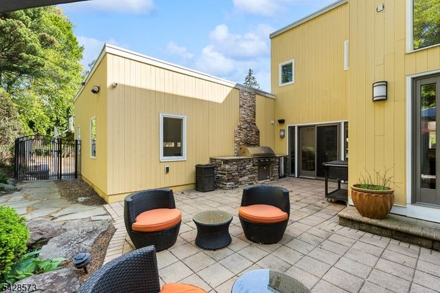 37 Hemlock Rd, Livingston Twp., NJ 07039