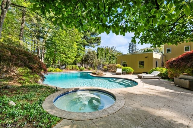 37 Hemlock Rd, Livingston Twp., NJ 07039