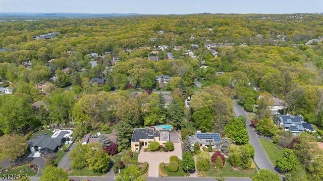 37 Hemlock Rd, Livingston Twp., NJ 07039