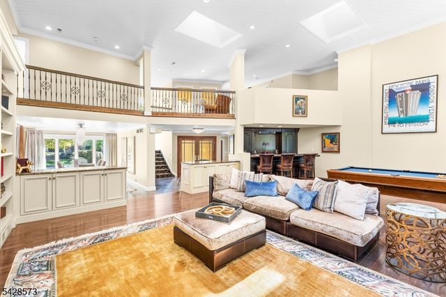 37 Hemlock Rd, Livingston Twp., NJ 07039