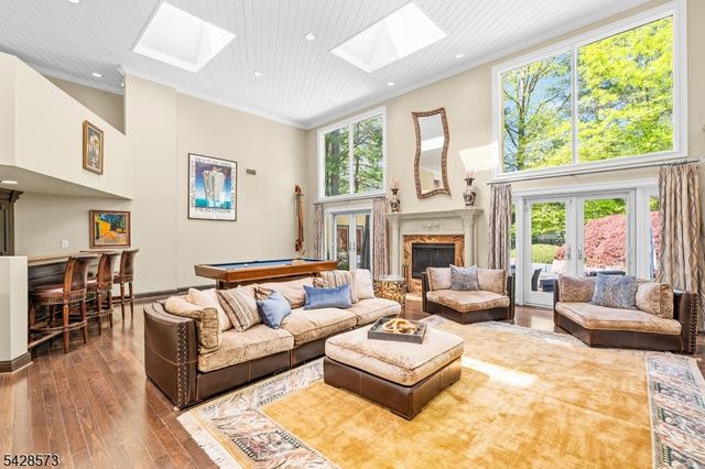 37 Hemlock Rd, Livingston Twp., NJ 07039