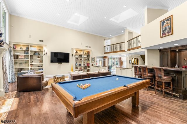 37 Hemlock Rd, Livingston Twp., NJ 07039
