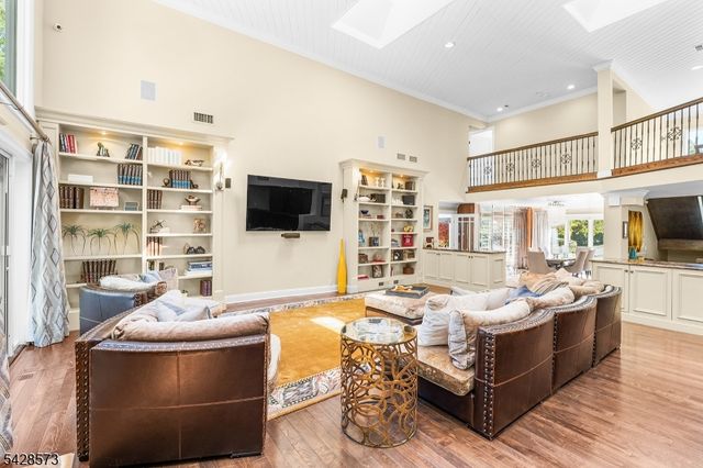 37 Hemlock Rd, Livingston Twp., NJ 07039