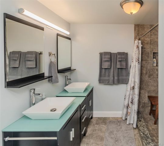 15 Van Dewark Road, Middletown, NY 10941