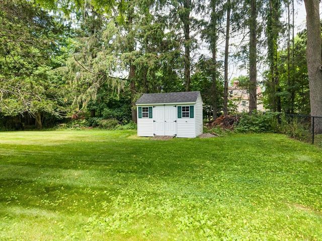 6 Brookmont Dr, Wilbraham, MA 01095