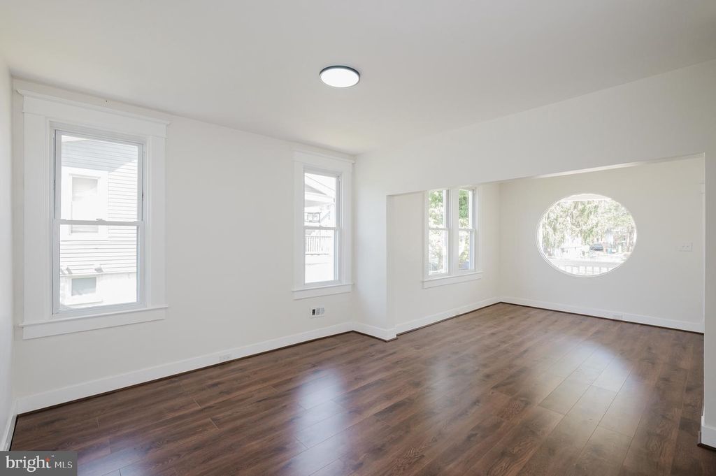 Image 11 of property listing at 2906 OAK HILL AVE, Baltimore, MD 21207